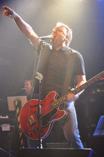 peter-hook-perform-joy-division-dicembre-italia